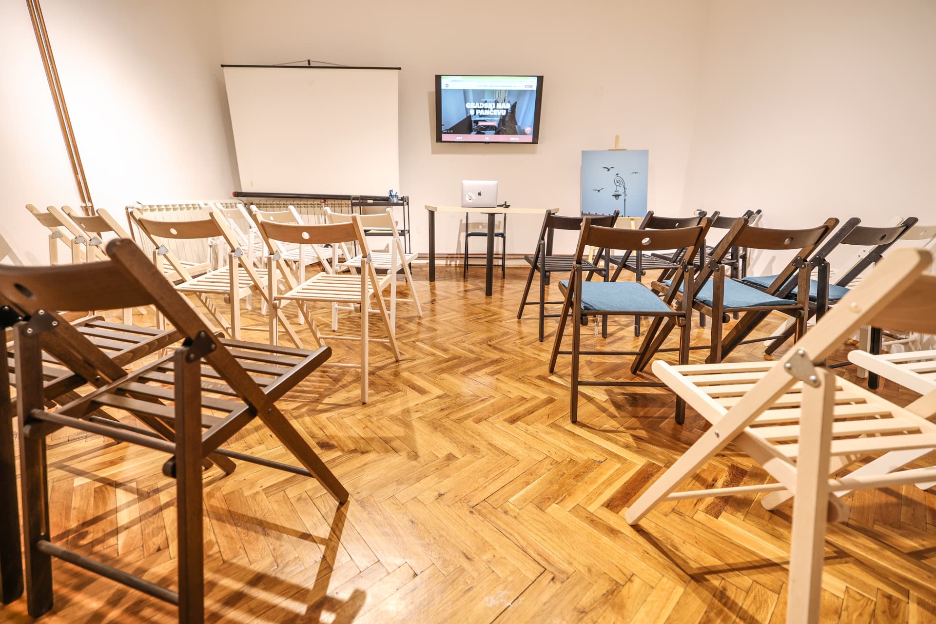 Sala Gradskog haba sa redovima stolica za radionice i događaje