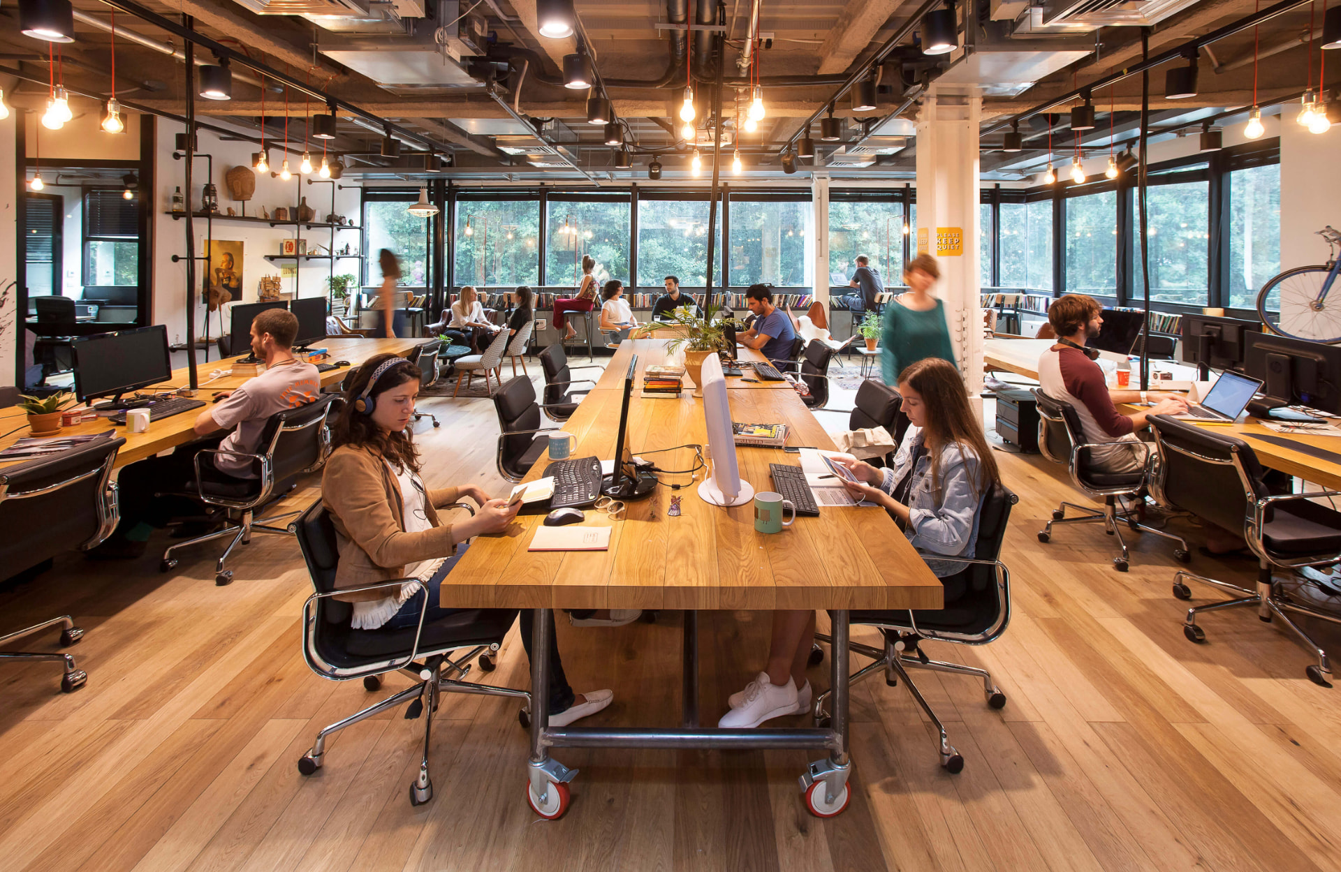 Zajednički radni stolovi u coworking prostoru